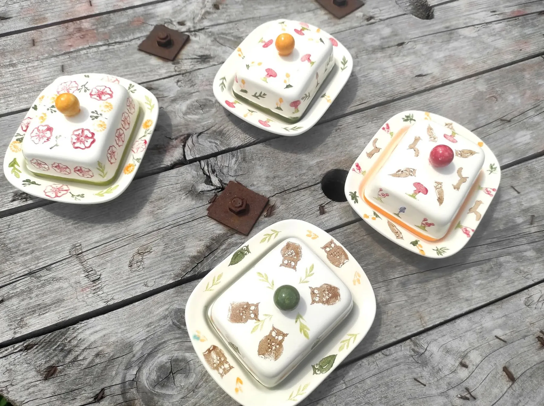 Ręcznie malowane ceramiczne maselniczki