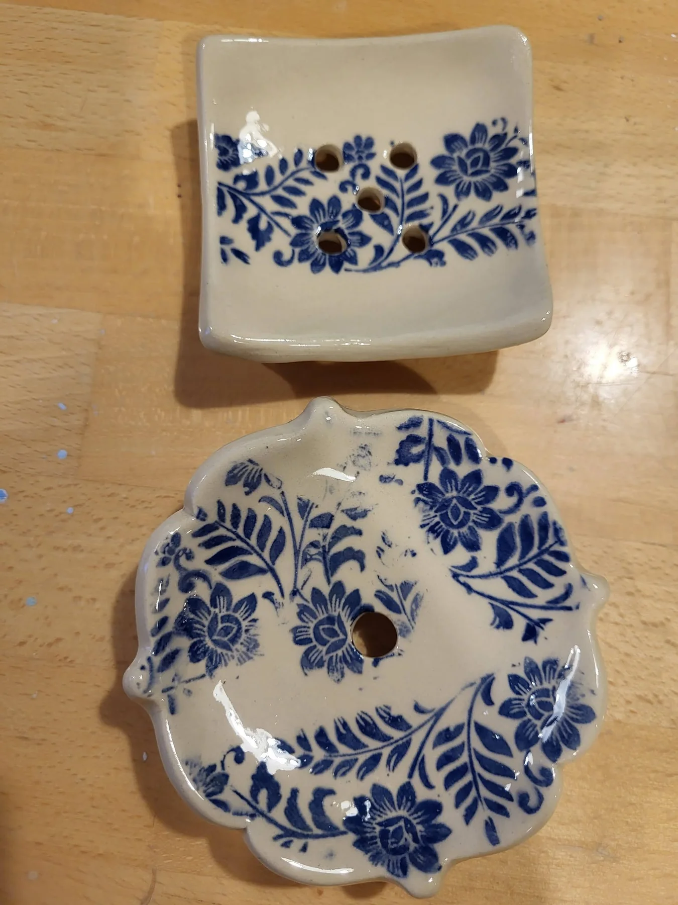 Niebiesko-białe ceramiczne mydelniczki